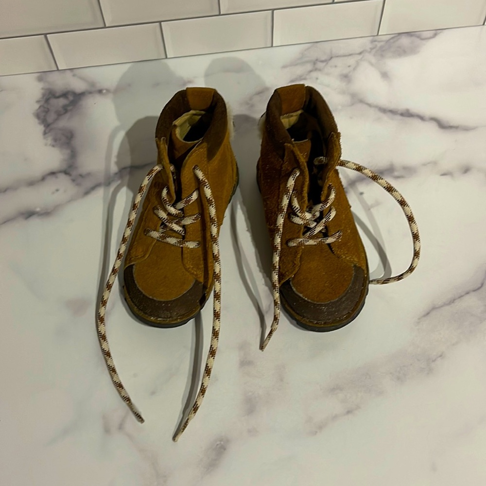 UGG Lil’ bear tie up boots - size 8